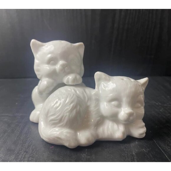 Vintage Ceramic White Persian Cuddling Cat Salt & Pepper Shakers with Stoppers - Picture 1 of 5